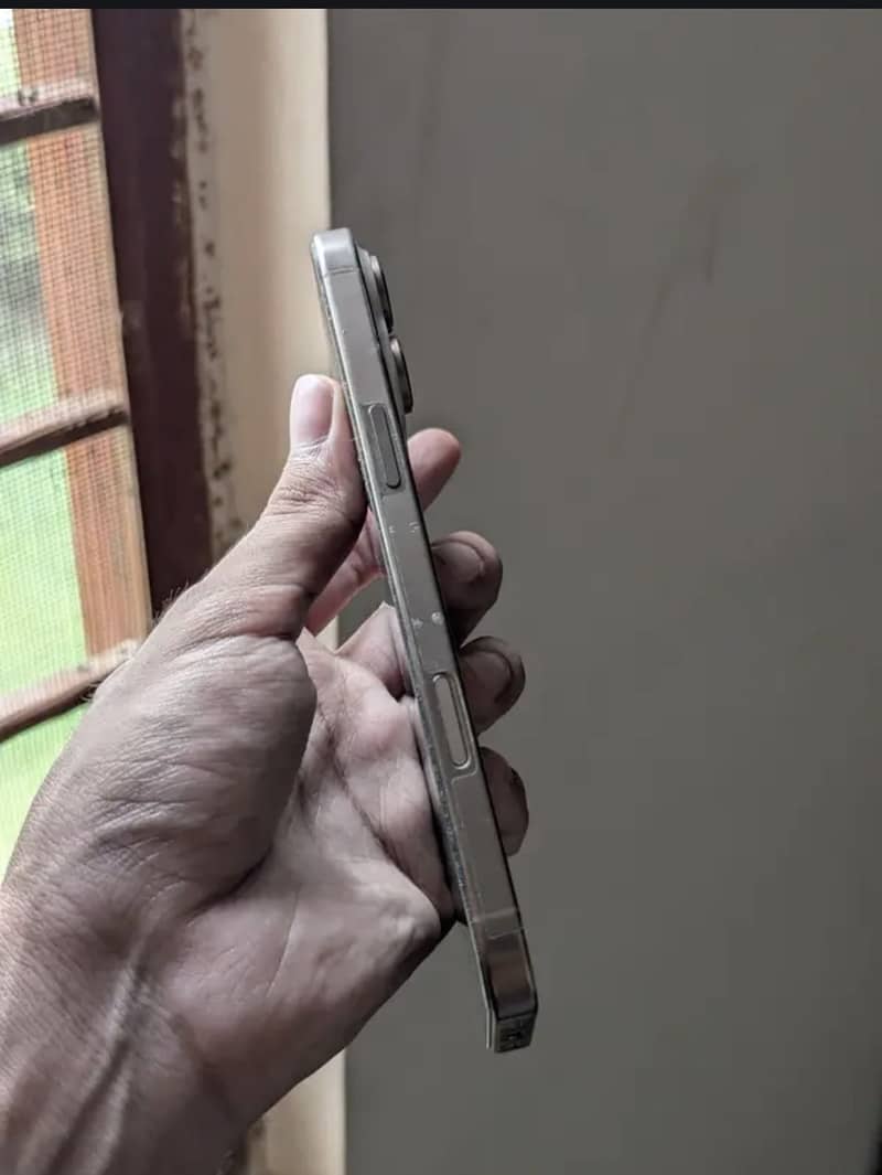Apple iPhone 16 Pro Max 2