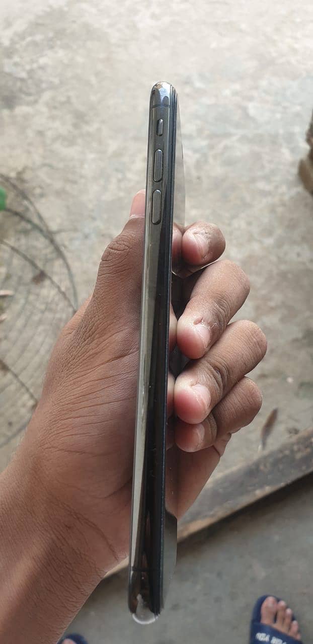 Apple iPhone XS Max 5
