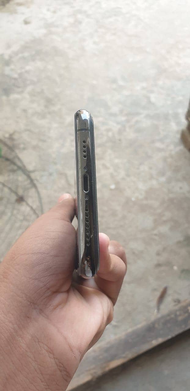 Apple iPhone XS Max 7