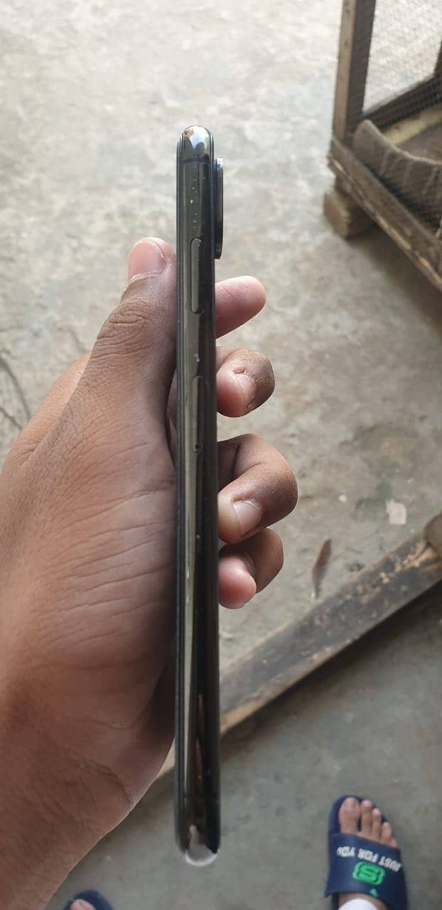 Apple iPhone XS Max 4