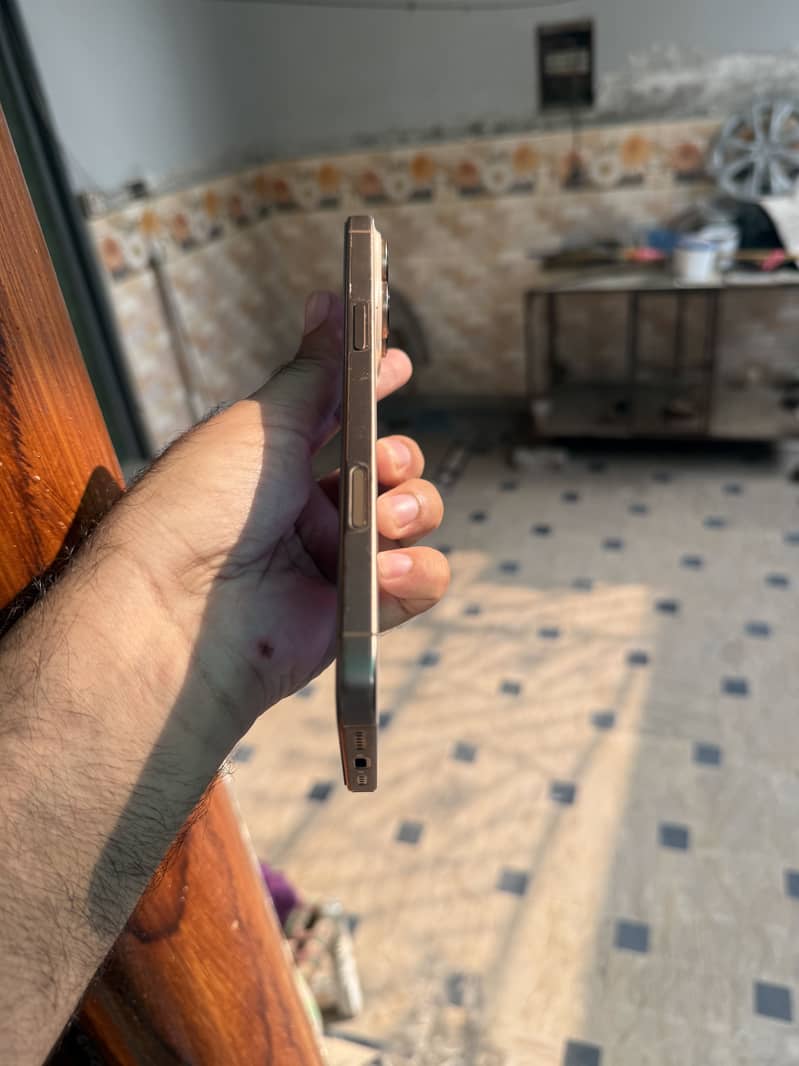 iPhone 16 Pro Max 4