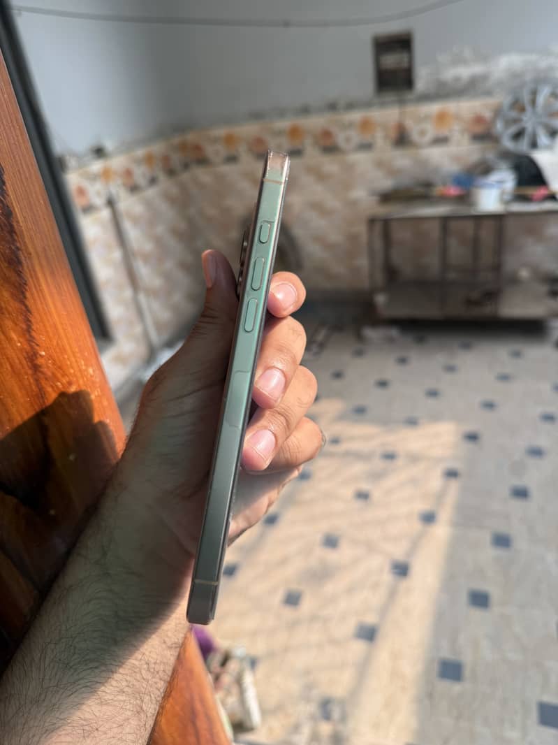 iPhone 16 Pro Max 5