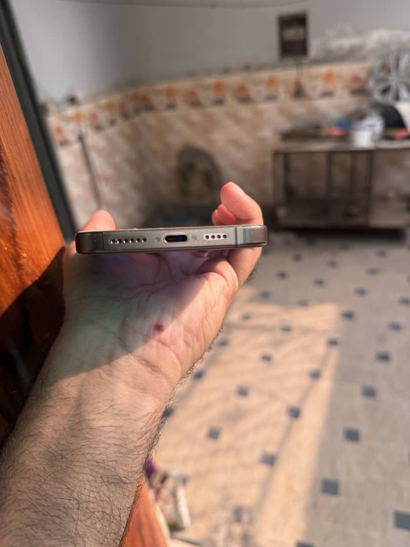 iPhone 16 Pro Max 6