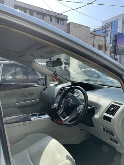 Toyota Prius Alpha 2014