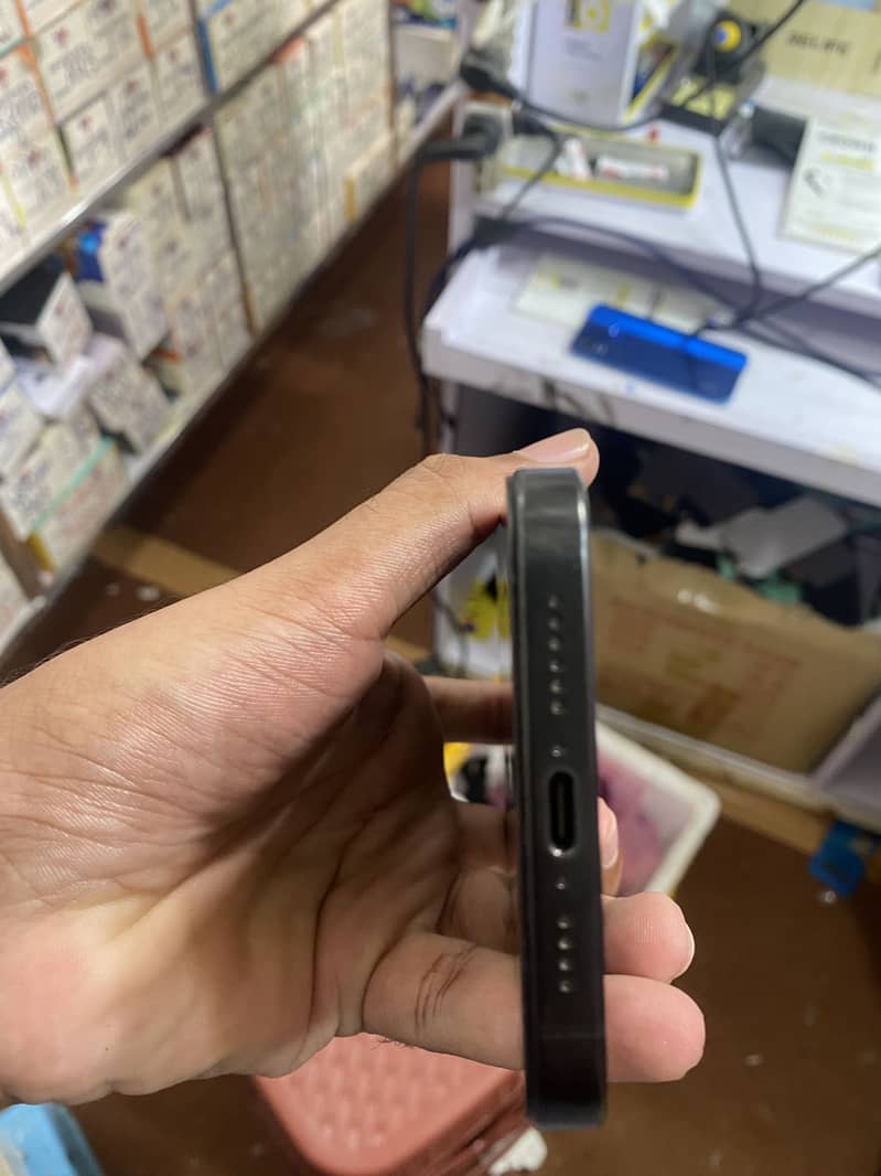 Apple iPhone 15 Pro Max 4