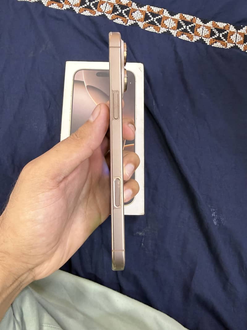 Apple iPhone 16 Pro Max 1