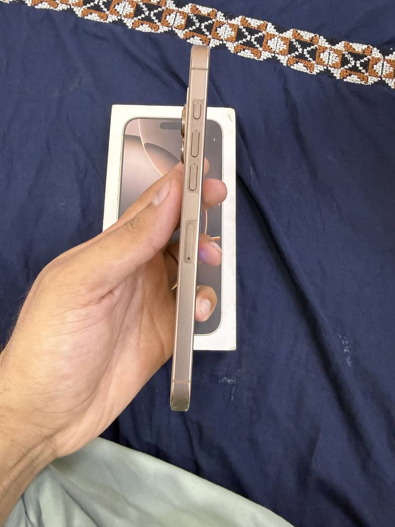 Apple iPhone 16 Pro Max 4