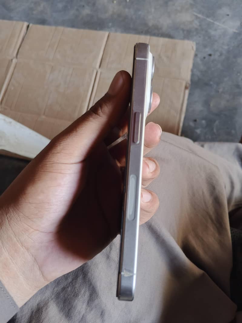 Apple iPhone 15 Pro 4
