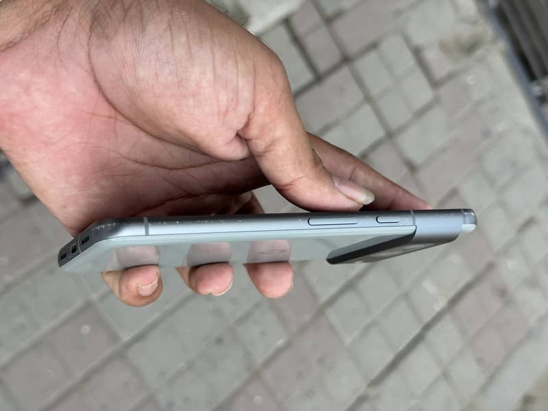 Google Pixel 8 4