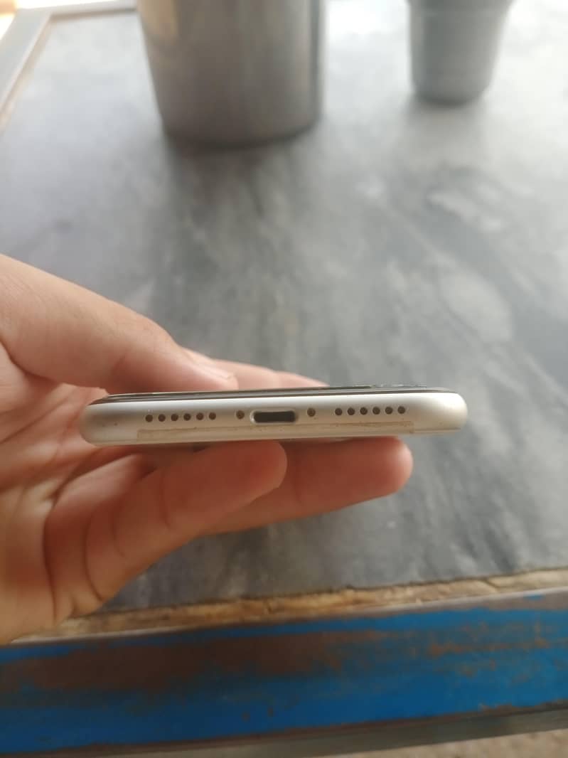Apple iPhone 11 4