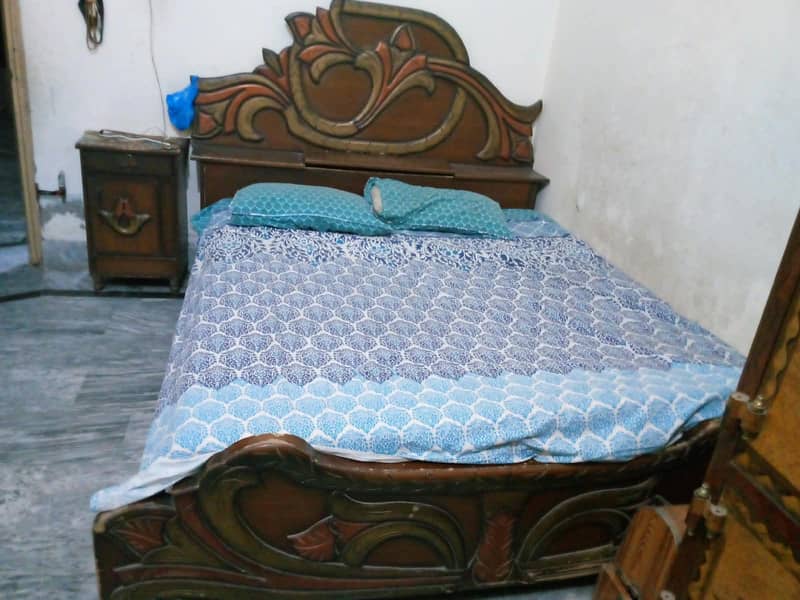 Bed and dressing 0