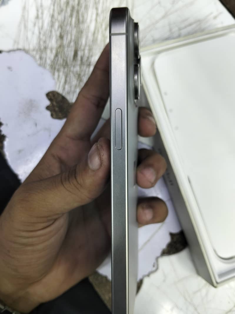 Apple iPhone 15 Pro Max 4