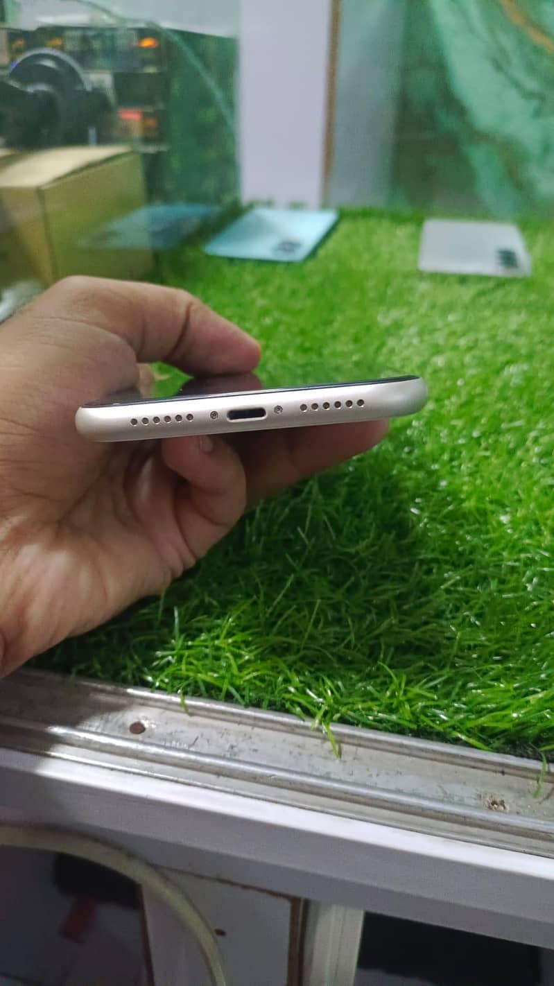 Apple iPhone 11 4