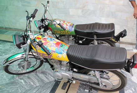 Honda CG125 hand made stickering fancy tank