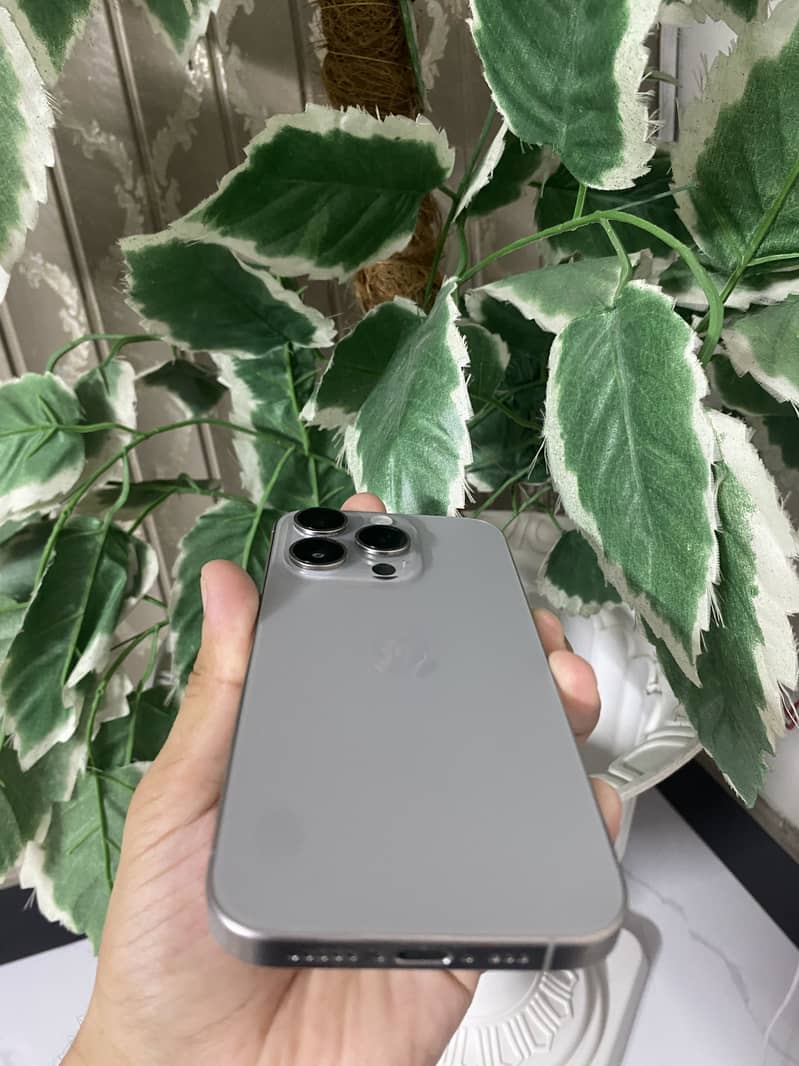 Apple iPhone 15 Pro 3