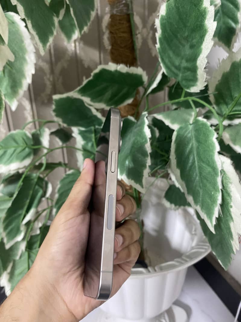 Apple iPhone 15 Pro 4
