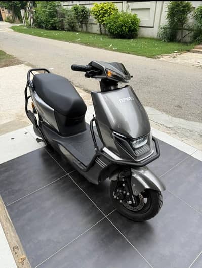 Revoo c32 young good condition scooty.
