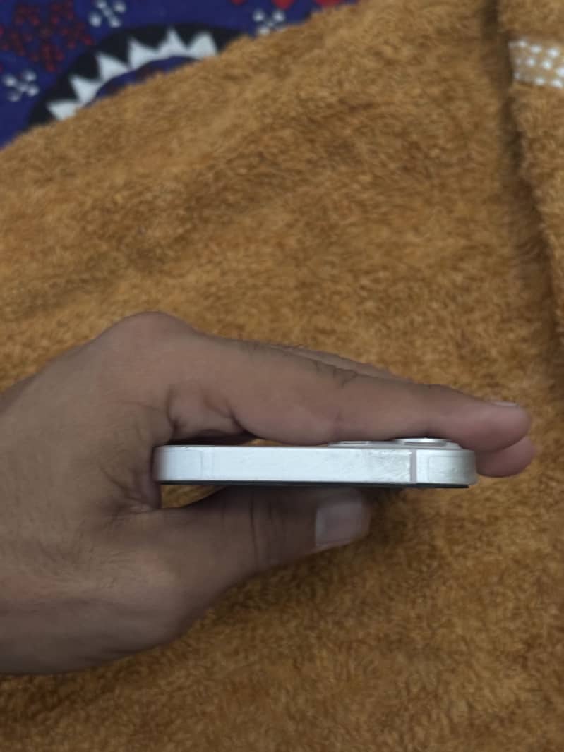 Apple iPhone 13 4