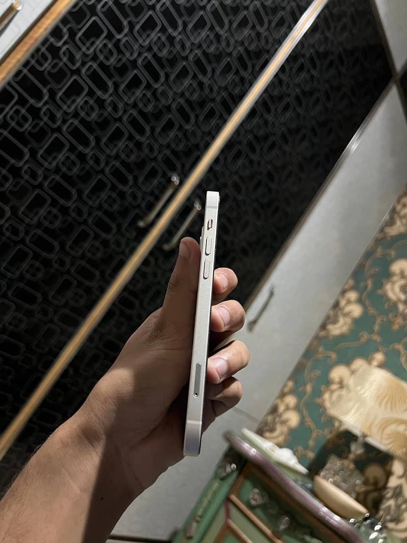 Apple iPhone 12 4