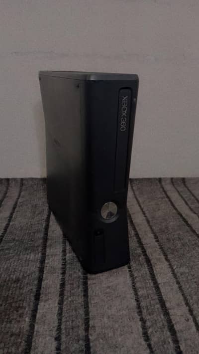 Xbox 360 in good condition with 27 cds in bag 10 plus game in digital