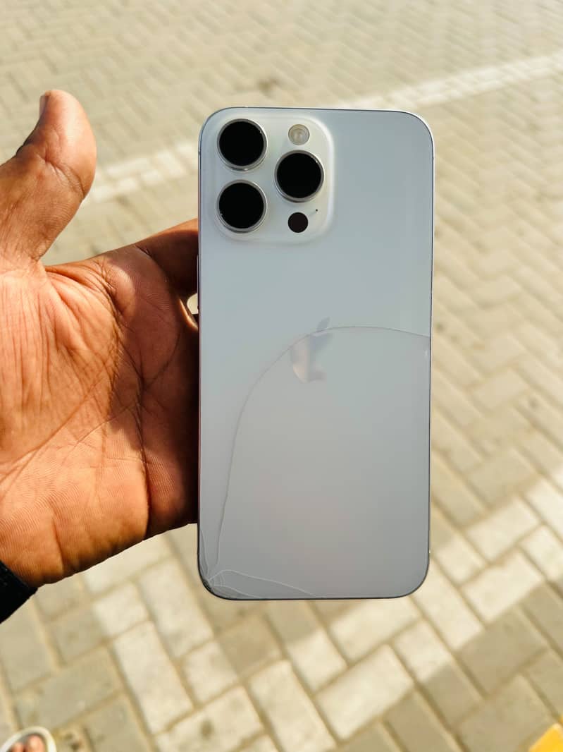 Apple iPhone 15 Pro Max 3