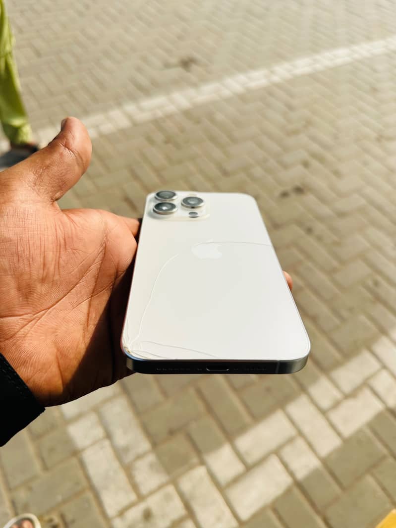 Apple iPhone 15 Pro Max 4