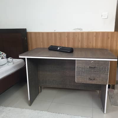 Sturdy & Spacious Table – Perfect for Gaming & Office Work