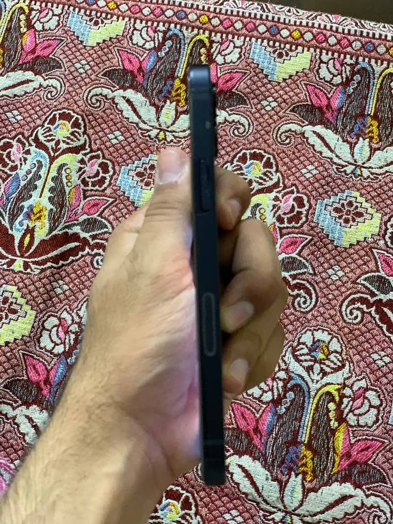 Apple iPhone 12 4