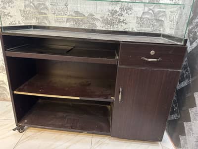 Reaping counter only one time use in best condition wood plus glass
