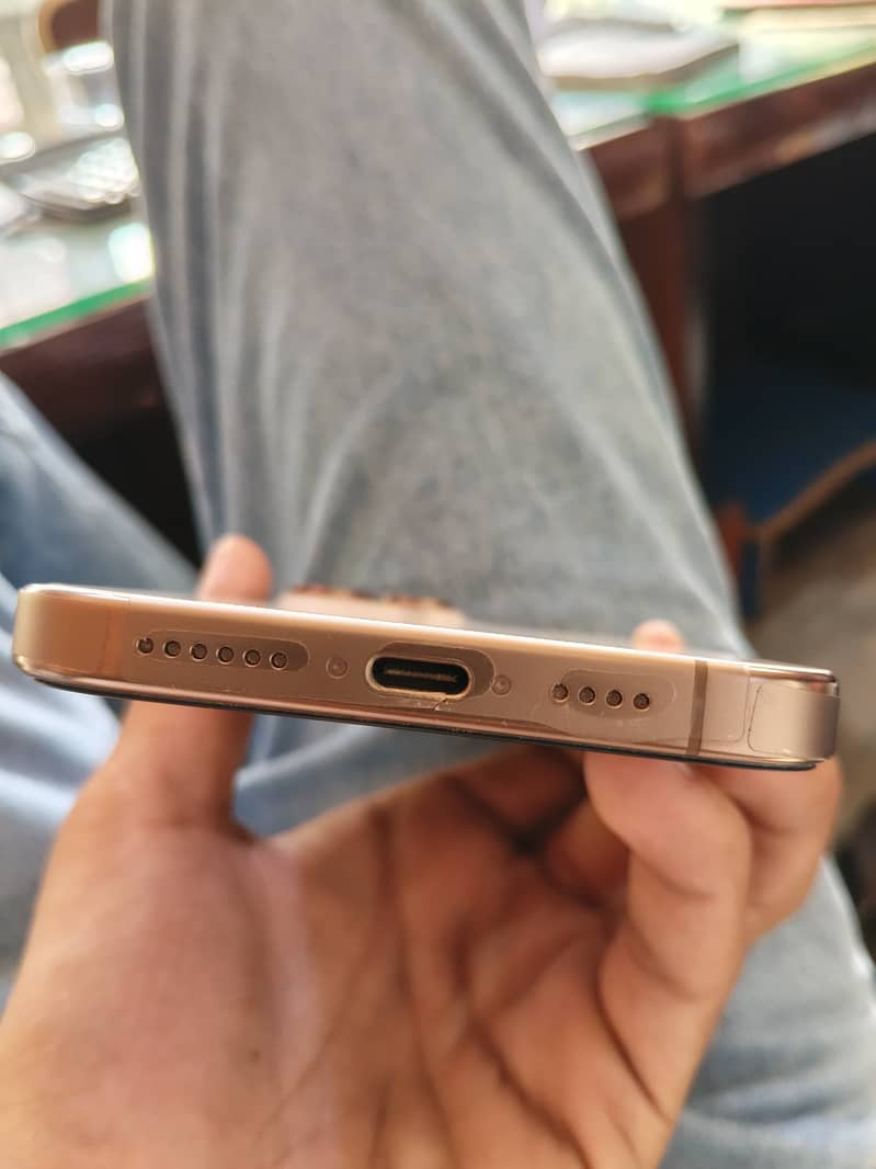 Apple iPhone 16 Pro Max 4