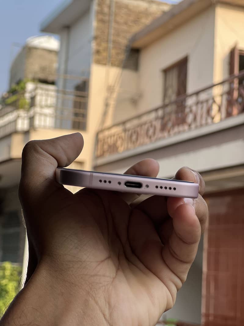 Apple iPhone 15 4