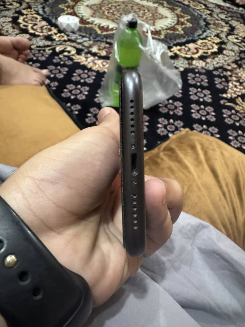 Apple iPhone 11 4