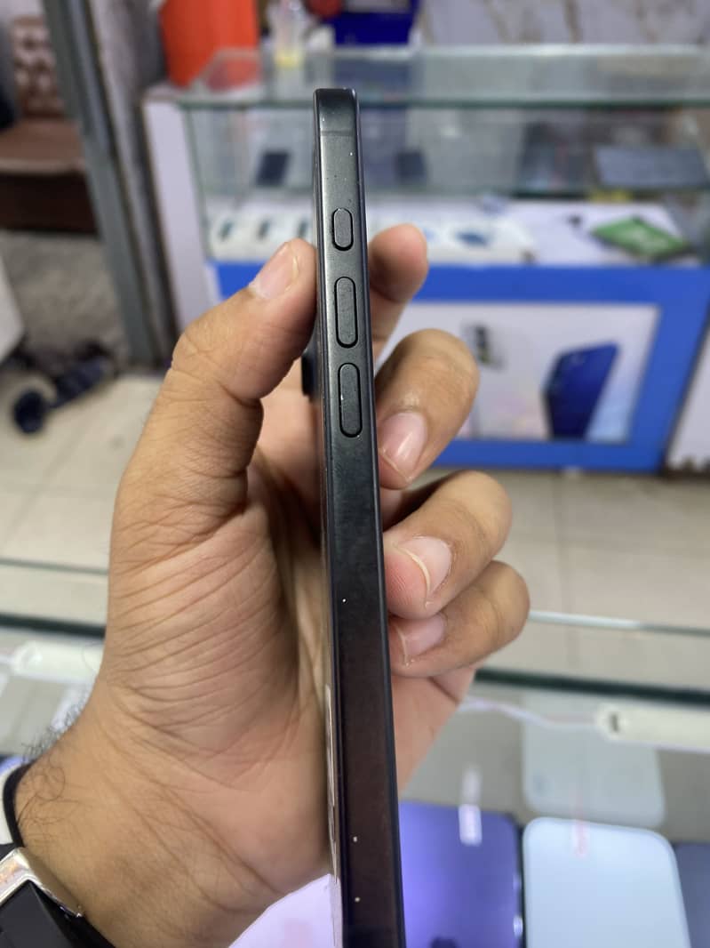 Apple iPhone 16 4