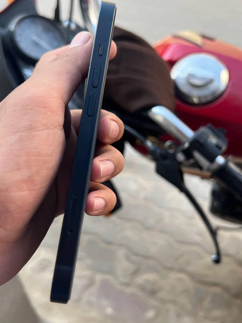 Apple iPhone 13 2