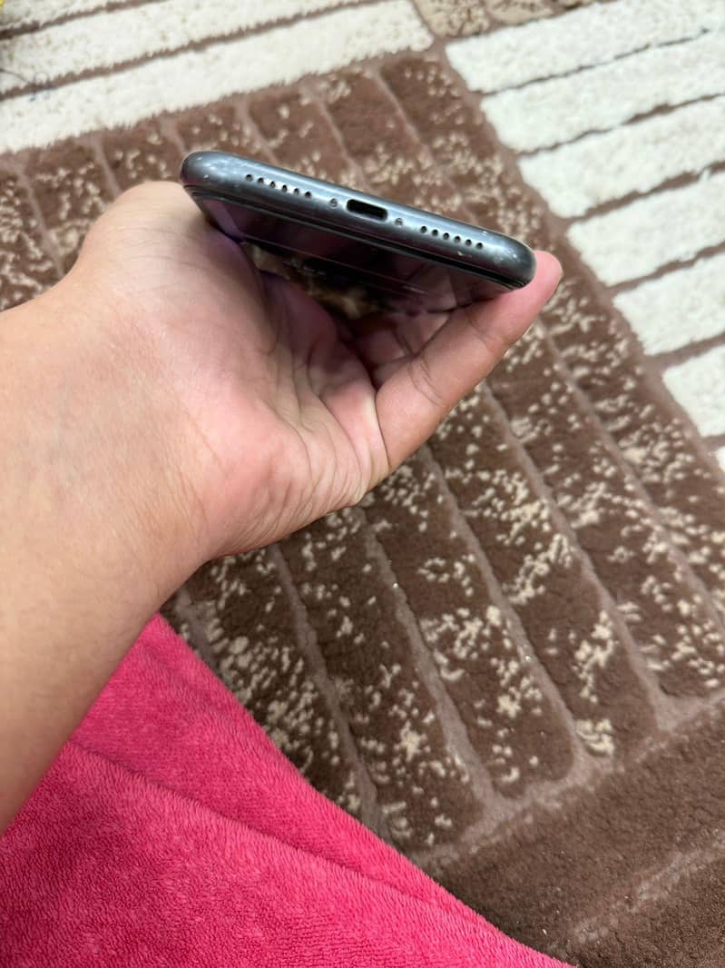 Apple iPhone 11 4