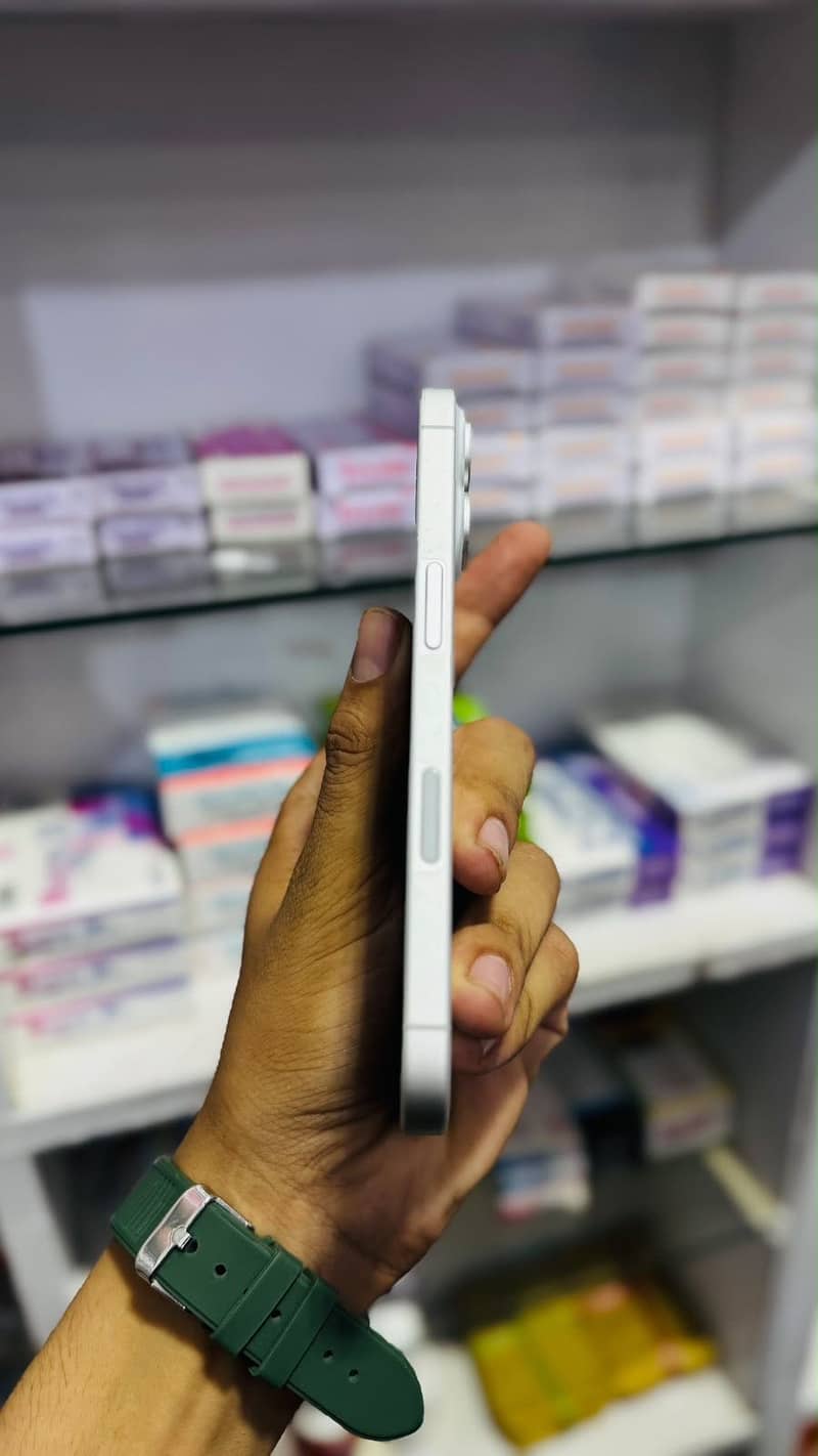 Apple iPhone 16 JV 1