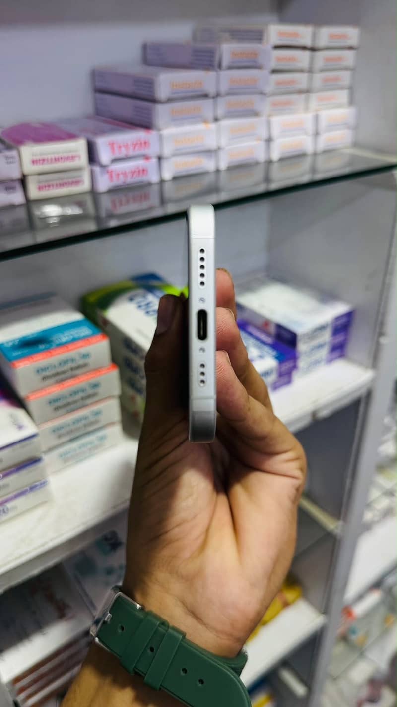 Apple iPhone 16 JV 5