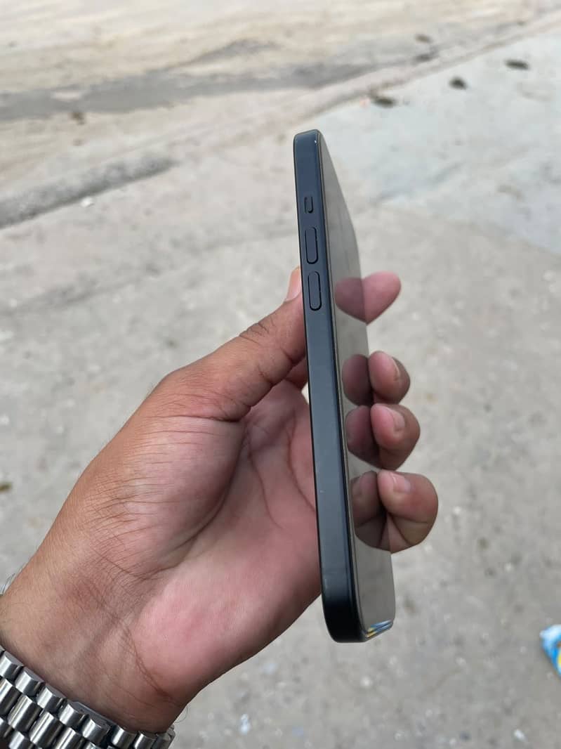 Apple iPhone 15 4