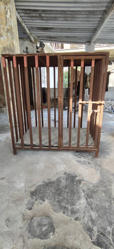 Dog Cage Bohat Bhari Or Achay Lohay Me Bana Hua hai