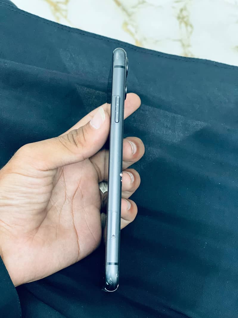 Apple iPhone 11 3