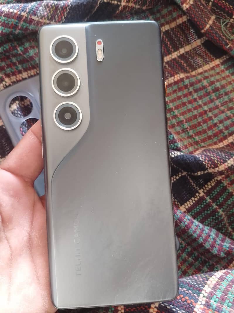 Tecno CAMON 40 Pro 1