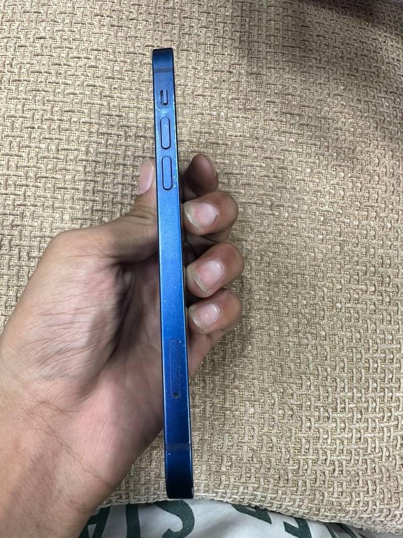 Apple iPhone 12 4