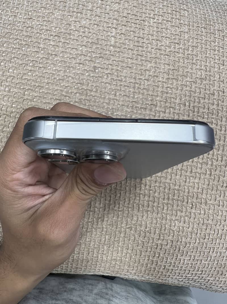 Apple iPhone 16 Pro Max 2