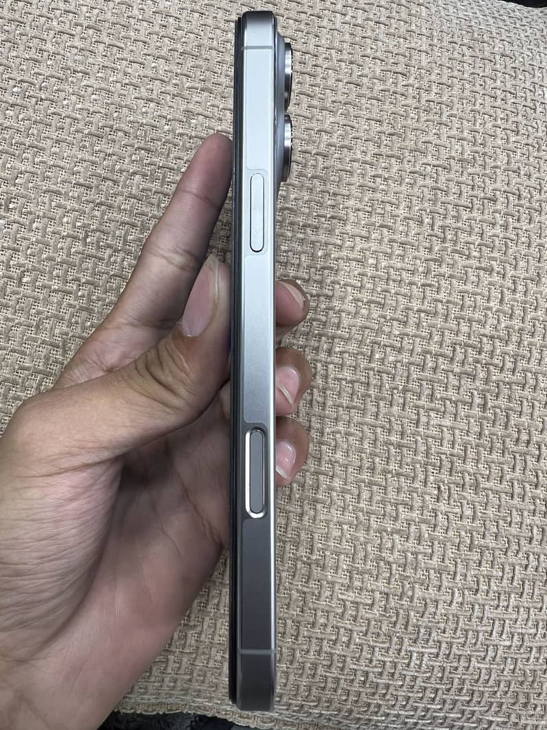 Apple iPhone 16 Pro Max 4