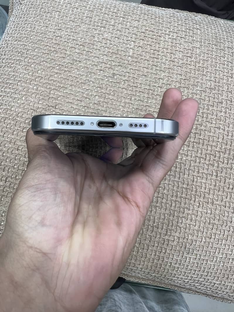 Apple iPhone 16 Pro Max 6