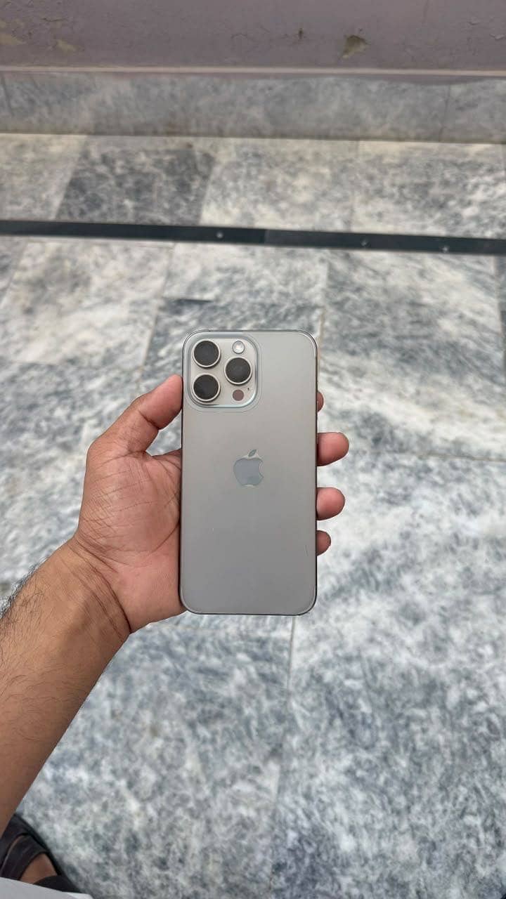 iPhone 15 Pro Max 4