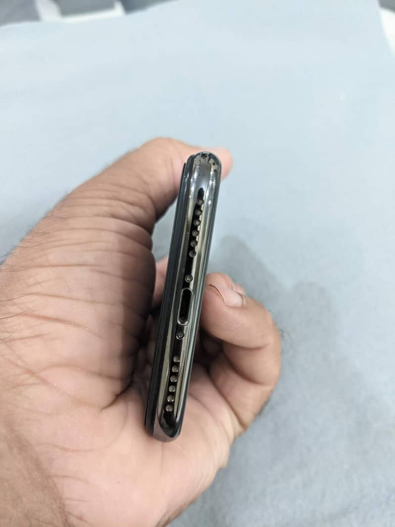 Apple iPhone X 4