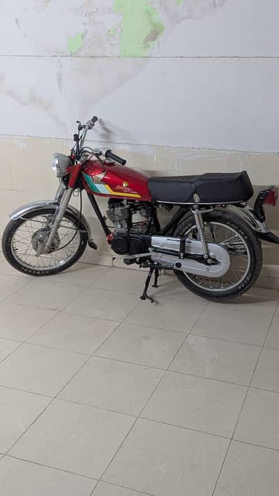ya Saqib sunki ke hath ki fit Hui hai bike