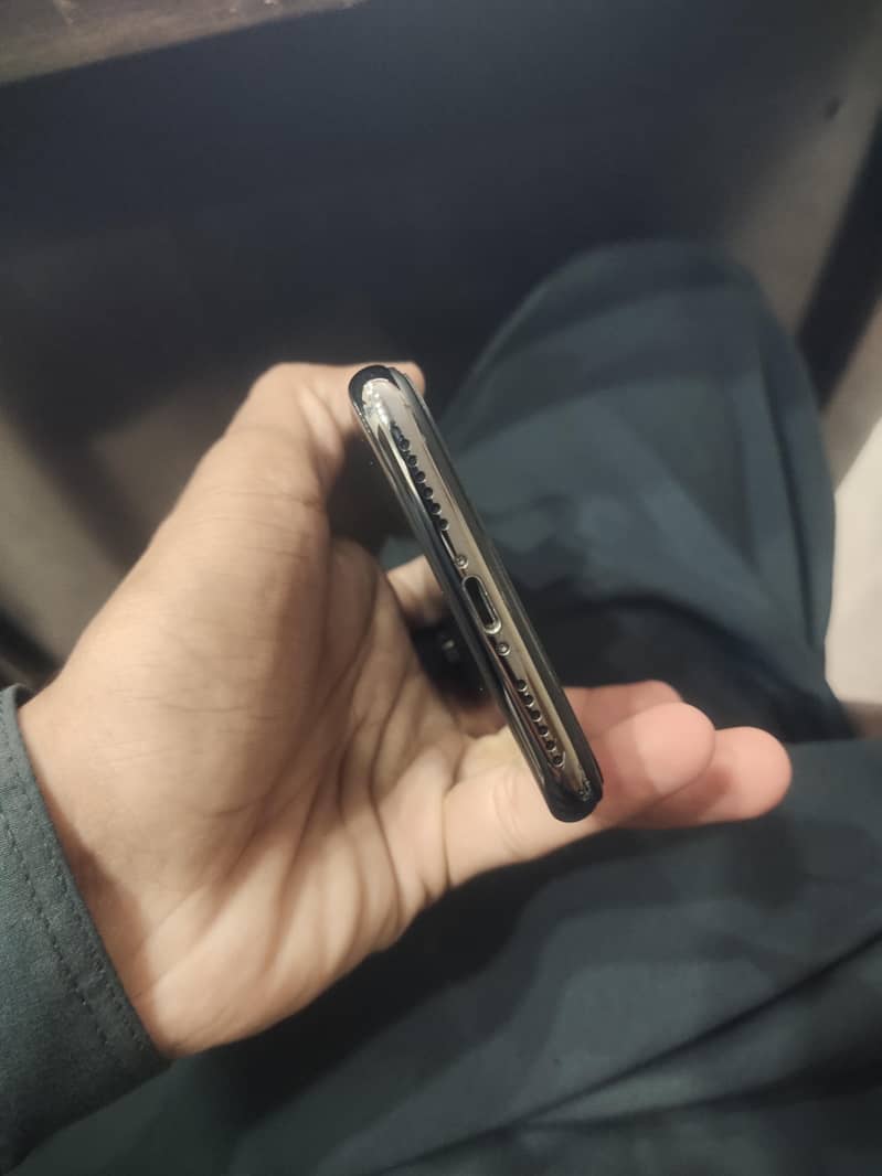 Apple iPhone X 3