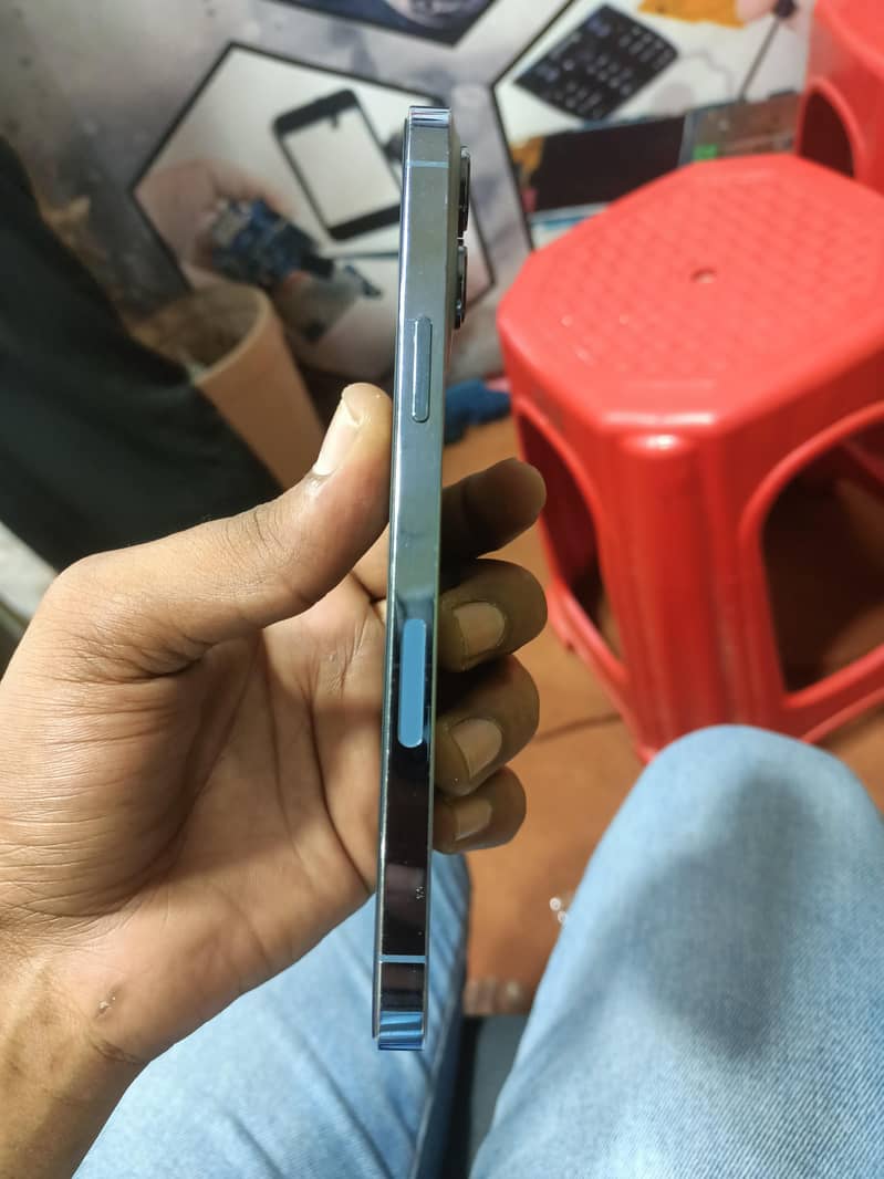 Apple iPhone 13 Pro Max 2